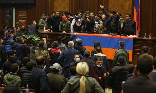 [VIDEO] Armenija s Azerbajdžanom i Rusijom potpisala sporazum o kraju rata u Nagorno Karabahu, bijesni građani upali u zgradu parlamenta i prebili šefa zakonodavnog doma!