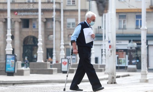 Recept izraelskih znanstvenika: Razdvajanje ljudi po dobnim skupinama drastično bi smanjilo smrtnost od Covida-19