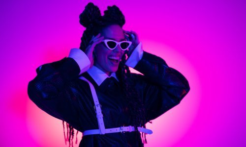 Unatoč svim obvezama oko malenog Viktora, Franka Batelić stigla je snimiti novu glazbenu poslasticu i to u suradnji sa svjetski poznatim kolegama