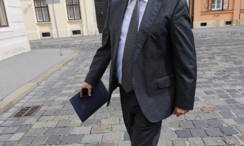 Varga platio privatne detektive da pročešljaju Ministarstvo