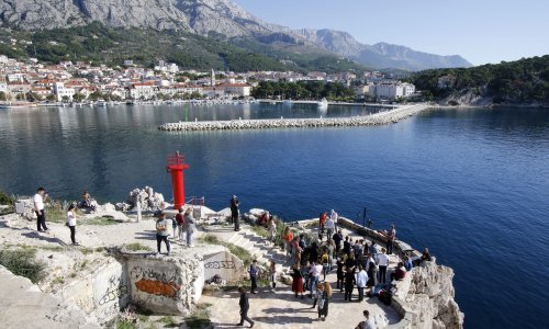 Neodgovorni građani na Makarskoj rivijeri; roditelji poslali pozitivno dijete u školu, a u Tučepima na proslavi rođendana bila osoba s pozitivnim nalazom