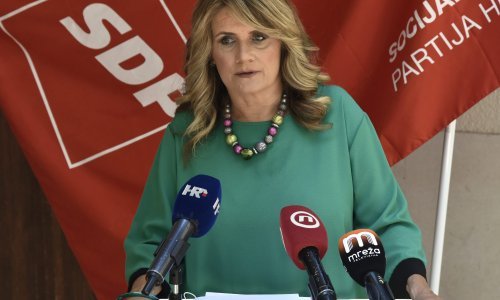 Zbog fotografije s pištoljem optužena splitska profesorica, dužnosnica SDP-a