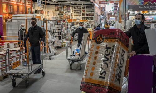 Austrijanci uoči karantene navalili u šoping kao da sutra ne postoji: Redovi pred dućanima, nezadovoljni ljudi, a posebno prodavači: 'Propast će nam i crni petak'