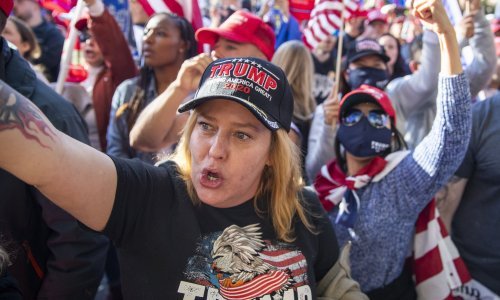 Gužva u Washingtonu: Šaroliko društvo Trumpovih pristaša, od teoretičara urote do naoružanih desničara, prosvjeduje protiv 'izborne krađe'. Javio se i Trump: 'Cenzuriraju nas'