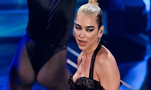 Lijepa Kosovarka u oskudnom grudnjaku poziva obožavatelje na virtualno druženje