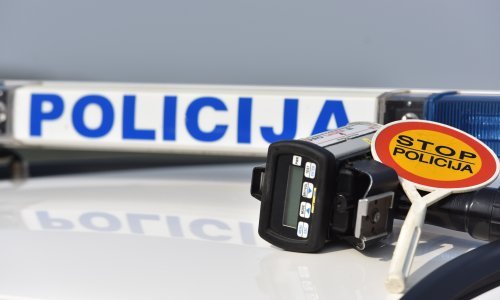 Muškarac u Puli bježao policiji, prošao kroz crveno te im pokazivao 'srednji prst'; ulovili su ga, a onda je nastavio s vrijeđanjem