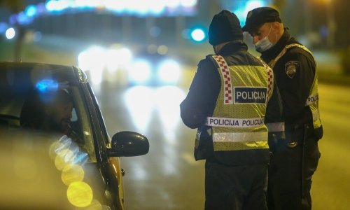 Muškarac u Novigradu se usred dana pijan zabio u bankomat i poslovnicu banke