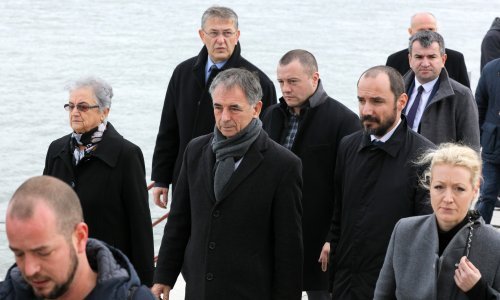 Pupovac kao i inače u Vukovar ide dan ranije, u Dunav će položiti vijenac za stradale Srbe u društvu HDZ-ovog Zvonka Milasa; potom ide na Ovčaru