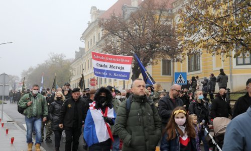 [FOTO] U Koloni sjećanja nekoliko tisuća ljudi, bitno manje nego ranijih godina