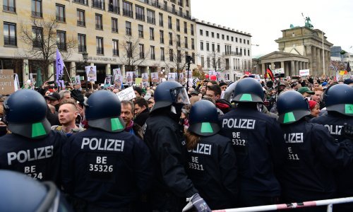 Policija izišla na ulice Berlina; prekinula skup jer se nije držao razmak, nisu se nosile maske