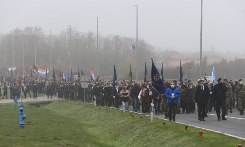 [FOTO/VIDEO] Nekoliko tisuća ljudi u Koloni sjećanja, pogledajte kako je izgledalo odavanje počasti žrtvama Vukovara