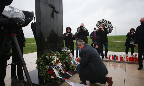 Poseban Vučićev izaslanik objasnio zašto je kleknuo i sklopio ruke na Ovčari: Napravio sam to bez fige u džepu. Možda se nije očekivalo, ali je to važno