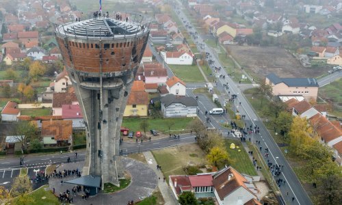 [FOTO] Kolona sjećanja je ove godine brojila nekoliko desetaka tisuća ljudi manje. Pogledajte kako je to izgledalo danas i 2019.