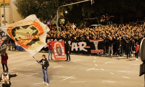 [FOTO/VIDEO] Torcida u Splitu organizirala mimohod za Vukovar i Škabrnju, gotovo nitko nije nosio maske