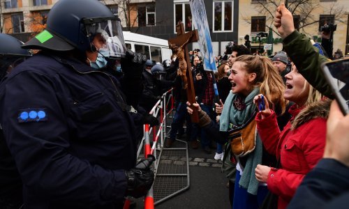 Švedska i Njemačka: tisuće prosvjednika protiv covid potvrda
