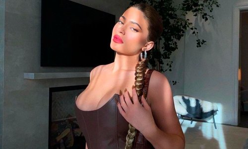 Zna kako privući poglede: Vrućim fotografijama u minijaturnom bikiniju Kylie Jenner najavila božićnu kolekciju