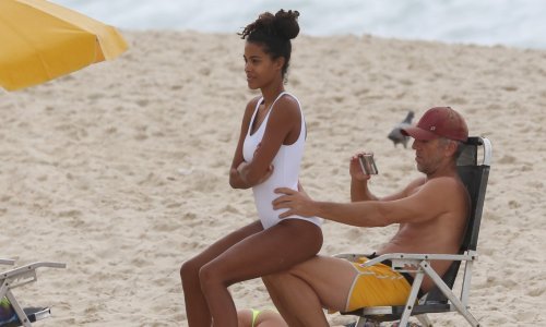 Slavni francuski glumac ne može joj odoljeti: Na prepunoj plaži odlučio je 'ovjekovječiti' stražnjicu 30 godina mlađe supruge