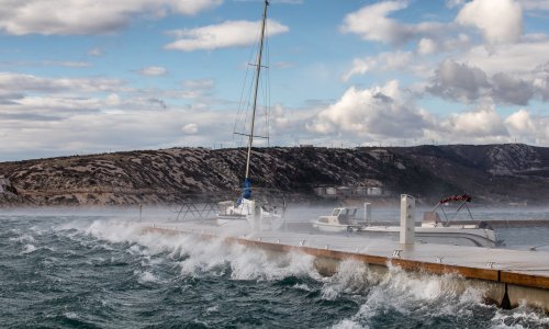 Oprez u prometu: Olujni vjetar zatvorio pojedine ceste i brodske linije