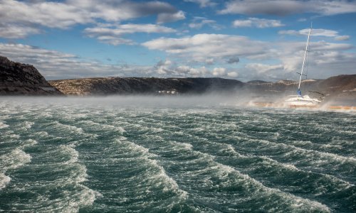 Olujna bura oštetila krov škole, crijep pao i na Jadransku magistralu