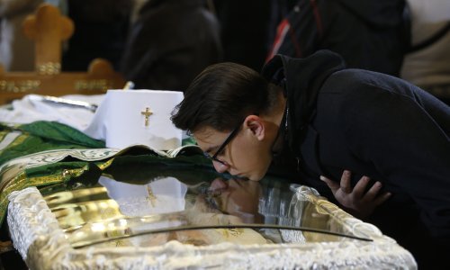 Korona obezglavila vrh Srpske pravoslavne crkve, vjernici za nju nisu marili na ispraćaju patrijarha Irineja, a tko će ga naslijediti? Među favoritima su i umjereni i tvrdi, a odlučit će - ždrijeb