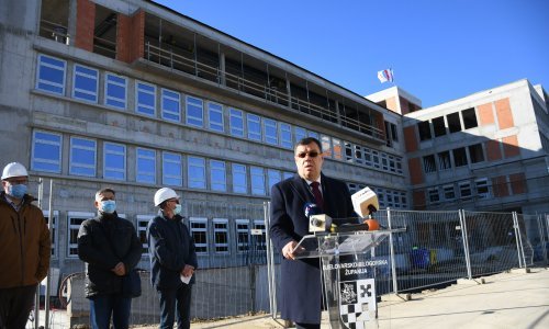 Izgradili novu bolnici pa pitaju građane: U koju boju da ju obojamo?