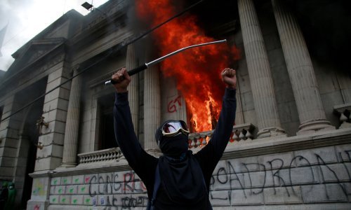 [FOTO] Kaos u Gvatemali: Stotine prosvjednika na ulici tražili ostavku predsjednika, zapalili zgradu parlamenta