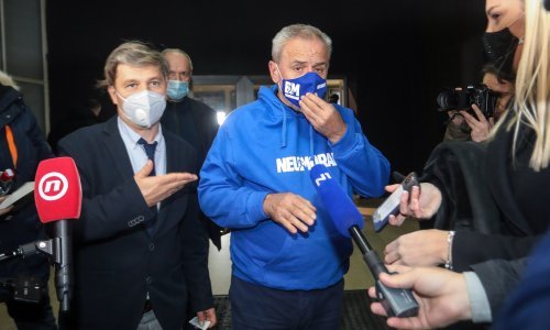 [VIDEO, FOTO] Milan Bandić u trenirci sa zanimljivom porukom došao na premijeru filma 'Kumek', pa odmah zbrisao; kasnije na Facebooku poručio: Kakav bi to bio film i premijera, a da ne dođe glavni glumac