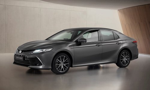 [FOTO] Toyota osvježila Camry Hybrid; ova velika limuzina sada je dinamičnijeg dizajna i ažurirane sigurnosne tehnologije