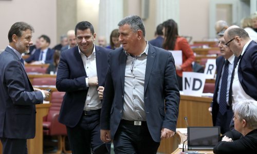 [FOTO] Most se buni: Nema nikoga iz HDZ-a, tjeraju nas iz sabornice; Jandroković odgovara: Ne slušaju vas ni kolege iz vaše stranke