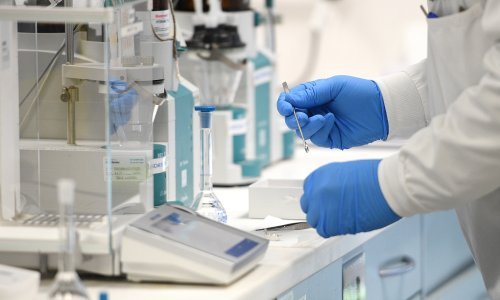 Cjepivo AstreZenece učinkovitije u manjim dozama, potrebno dodatno kliničko ispitivanje