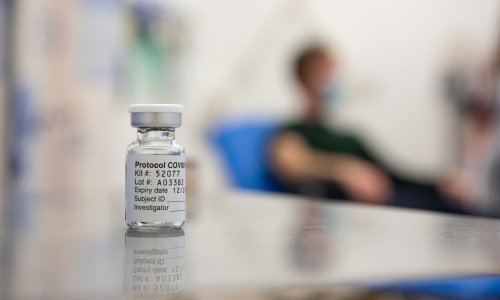 Koronavirus i lažne vijesti: Ne, cjepivo neće izmijeniti vaš DNK
