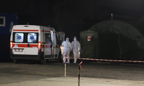 Počelo je: Prvi pacijenti smješteni u šatore pred varaždinskom bolnicom