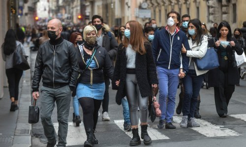 Pandemija bi se mogla zaustaviti kad bi barem 70 posto ljudi u javnosti dosljedno nosilo maske, tvrdi novo istraživanje