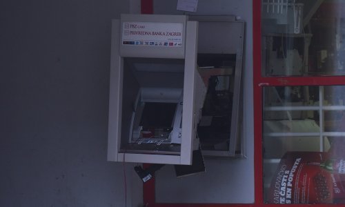 [FOTO] Raznesen bankomat u Karlovcu, lopužama u bijegu ispao novac
