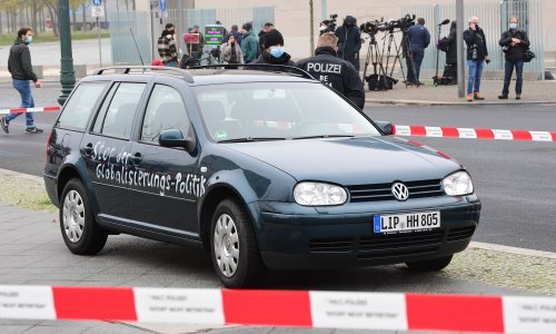 Njemačka policija na ulici; ispituje napad automobilom na ured Angele Merkel