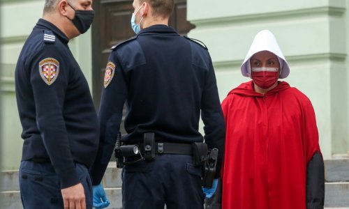 [FOTO/VIDEO] 'Dečki u plavom' u Osijeku legitimirali prosvjed 'žena u crvenom', sve je bilo po propisima