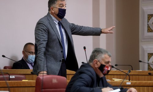 [FOTO] Pobuna oporbe zbog promjene dnevnog reda: Nismo se stigli pripremiti, pretvarate Sabor u robota!