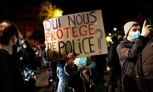 Francuski ministar najavio otkaze policajcima ulovljenim kako tuku muškarca