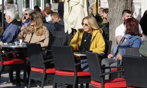 [FOTO] Ovako izgleda posljednje ispijanje kave prije zatvaranja kafića; Dalmatinci napunili terase i uživali u suncu