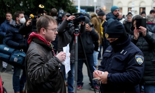 [FOTO] U Zagrebu se protiv epidemioloških mjera skupilo par desetaka ljudi, policija ih legitimirala. Prosvjedovalo se i u drugim gradovima