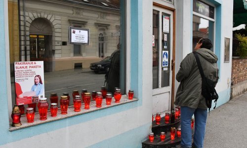 [VIDEO/FOTO] Posljednji ispraćaj kafića u Požegi, upalili lampione, na prozore stavili smrtovnicu