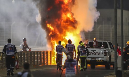 [FOTO] VN Bahraina prekinuta već u prvom krugu zbog teške nesreće; Francuz izletio sa staze, eksplodirao mu bolid i prepolovio se