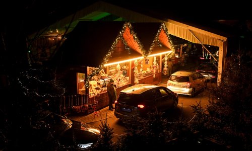 [FOTO/VIDEO] U Njemačkoj ipak malo božićnog ugođaja: Uz umjetni snijeg i kuhano vino otvorili drive-in božićni sajam