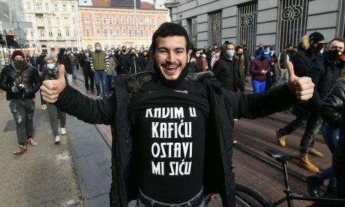 [FOTO/VIDEO] Prosvjedovali poduzetnici u Zagrebu, njih stotinjak okupilo se pred Ministarstvom financija paleći lampaše