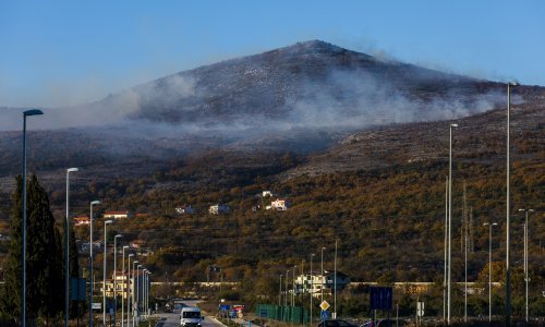 [VIDEO] Buknuo požar kod Dugopolja; jaka bura spriječila dolazak kanadera, vatrogasci na terenu