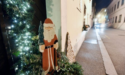 Stožer detaljno objasnio nove mjere: Evo kako će izgledati prodaja jelki, iznajmljivanje apartmana i tko smije dostavljati hranu