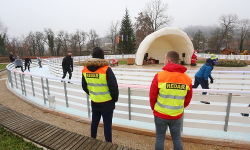 Dječje klizalište prijavljeno stožeru jer se 'pije vino i ne drži razmak', gradonačelnik zaprepašten: 'Prijavili su nas frustrirani Dugorešani, žele oteti djeci osmijeh s lica'