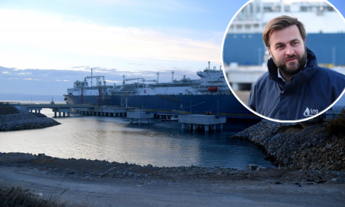 [FOTO] Grdosija duga 280 metara pristala u Omišalj: Stigao prvi ukapljeni plin za LNG, dočekao ga ministar Ćorić