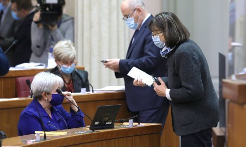 U Saboru burno zbog maski i kazni: Poklanjali se poslovnici, udaljavalo sa sjednice...Grbin: Ovo je prirodna nepogoda i u takvim uvjetima pojedina se prava mogu ograničiti, ali dvotrećinskom većinom