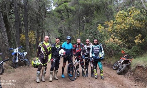 Grčka javnost bijesna na premijera Micotakisa: Unatoč zabrani kretanja, otišao biciklirati u planinu te se slikao s bajkerima bez maske i razmaka